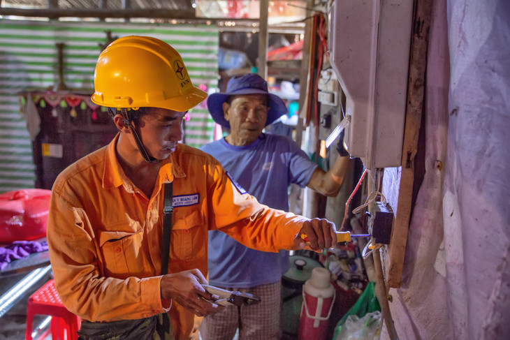 Sửa chữa, thay thế miễn hệ thống điện tại nhà các khách hàng có hoàn cảnh khó khăn.