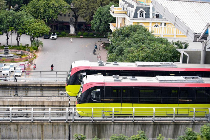 Hai đoàn tàu ở khu vực ga Đại học Quốc Gia, đường Xuân Thủy Hai đoàn tàu ở khu vực ga Đại học Quốc Gia, đường Xuân Thủy
