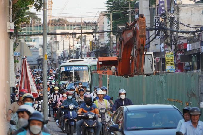 Xe ùn ứ qua đoạn rào chắn trên đường Võ Văn Ngân, đoạn gần giao lộ Đặng Văn Bi