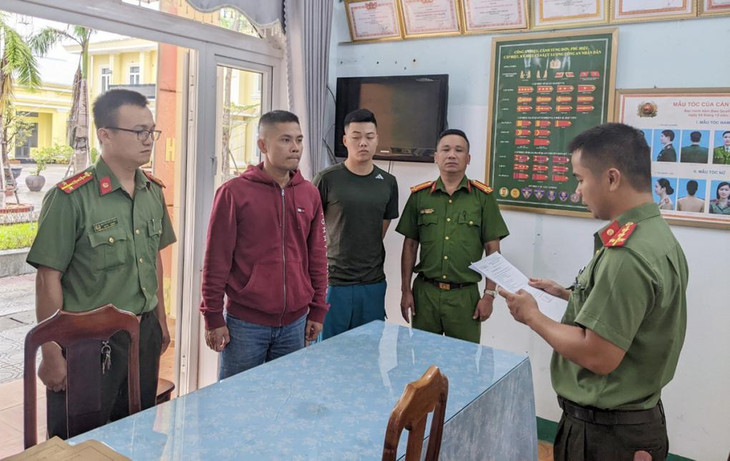 Cảnh sát đọc lệnh bắt Trần Đình Quảng (áo đỏ)