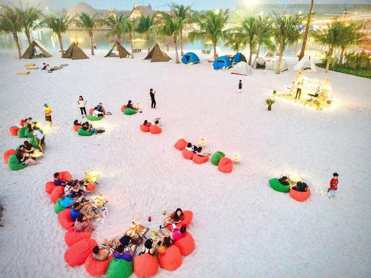 Cắm trại như trên bờ biển là một trong những đặc quyền của cư dân tại Vinhomes Ocean Park 2 – The Empire