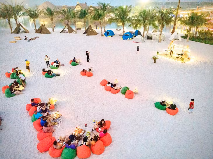 Cắm trại như trên bờ biển là một trong những đặc quyền của cư dân tại Vinhomes Ocean Park 2 – The Empire Cắm trại như trên bờ biển là một trong những đặc quyền của cư dân tại Vinhomes Ocean Park 2 – The Empire