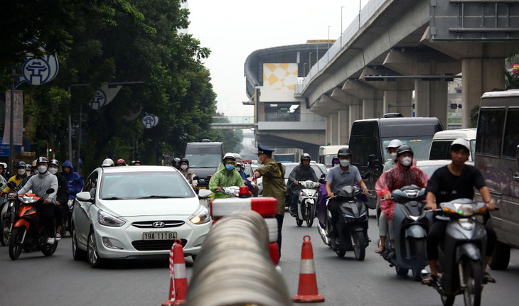 Sở GTVT Hà Nội tính chỉnh phương án tách làn ô tô, xe máy trên đường Nguyễn Trãi.