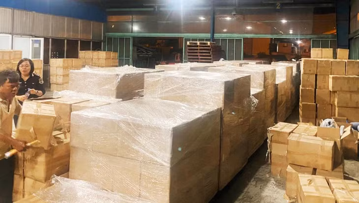 Hải quan kiểm tra các thùng hàng