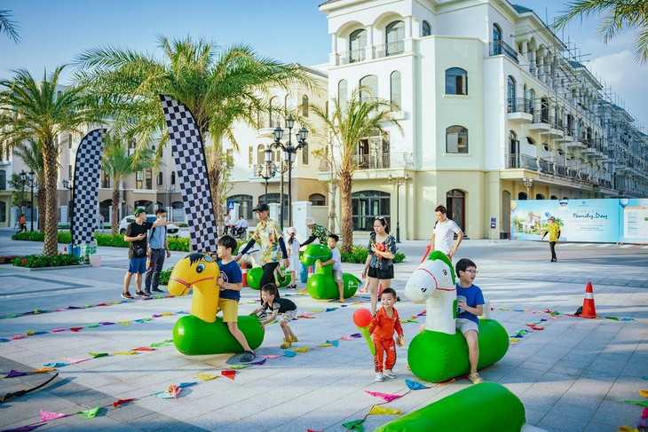 Những cư dân nhí háo hức với các trò chơi, giúp xả stress sau tuần lễ học tập căng thẳng