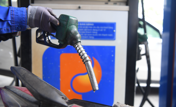 Bộ Tài chính đề xuất tiếp tục áp dụng thuế bảo vệ môi trường với mức sàn 1.000 đồng/lít xăng trong năm tới