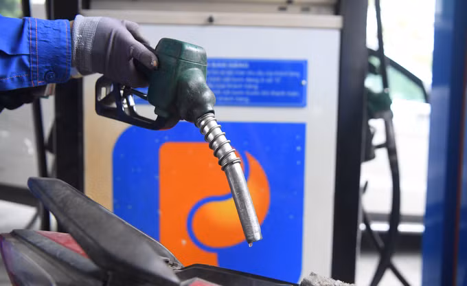 Bộ Tài chính đề xuất tiếp tục áp dụng thuế bảo vệ môi trường với mức sàn 1.000 đồng/lít xăng trong năm tới Bộ Tài chính đề xuất tiếp tục áp dụng thuế bảo vệ môi trường với mức sàn 1.000 đồng/lít xăng trong năm tới