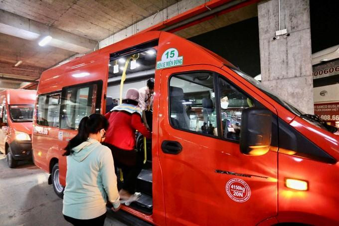Khách lên xe trung chuyển ở bến xe Miền Đông mới Khách lên xe trung chuyển ở bến xe Miền Đông mới