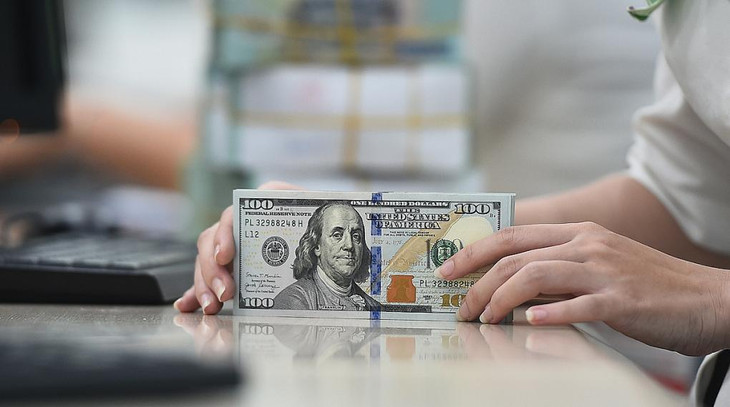 Giao dịch USD tại một ngân hàng thương mại