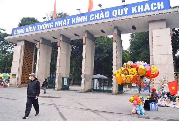 Cổng công viên Thống Nhất phía đường Trần Nhân Tông Cổng công viên Thống Nhất phía đường Trần Nhân Tông