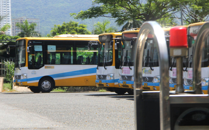 Dãy xe buýt nằm dài trong Trạm xe buýt Xuân Diệu vì tài xế đình công vào ngày 1/7 Dãy xe buýt nằm dài trong Trạm xe buýt Xuân Diệu vì tài xế đình công vào ngày 1/7