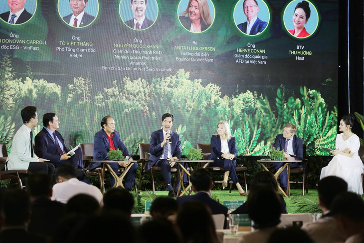 Ông Nguyễn Quốc Khánh – Giám đốc điều hành R&amp;D Vinamilk phát biểu tại Hội thảo Net Zero - Chuyển dịch Xanh: Cơ hội cho người dẫn đầu