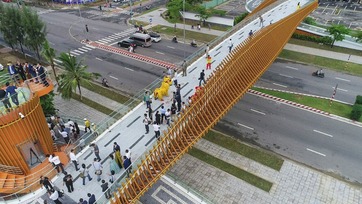 Cầu đi bộ bắc qua đường Nguyễn Tất Thành Cầu đi bộ bắc qua đường Nguyễn Tất Thành