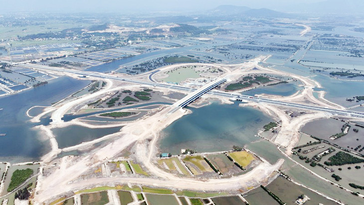 Nút giao Hạ Long Xanh có quy mô vốn 1.000 tỷ đồng từ nguồn ngân sách Tỉnh, đã thi công đạt hơn 80% khối lượng.