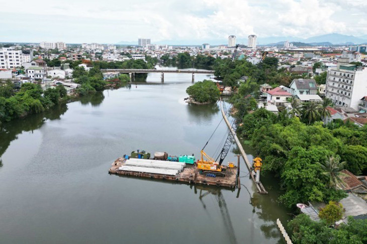 Các đơn vị thi công dùng sà lan chở cọc nhồi đóng xuống sông Như Ý