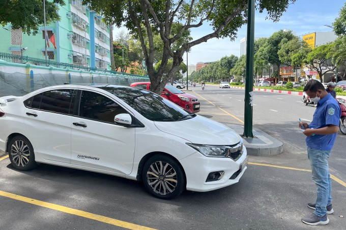 Nhân viên thu phí ôtô đỗ trên đường Lê Hồng Phong, TP. Vũng Tàu