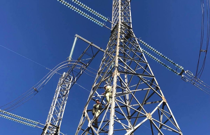 Công nhân bảo dưỡng trên đường dây 500 kV Bắc - Nam