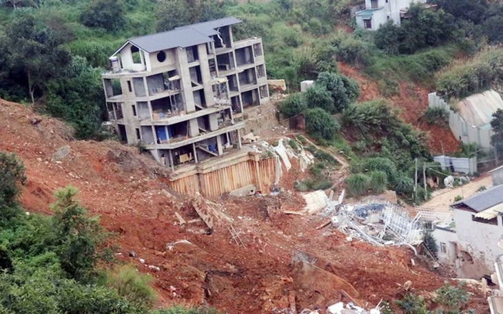 Bờ kè bê tông được đẩy sập đổ xuống theo phương án chủ động của chính quyền địa phương Bờ kè bê tông được đẩy sập đổ xuống theo phương án chủ động của chính quyền địa phương