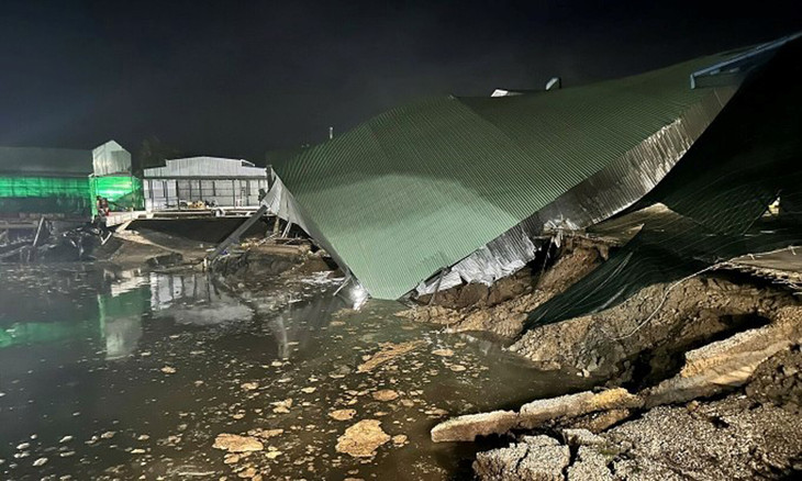 Hiện trường sạt lở cuốn nhà xưởng xuống sông