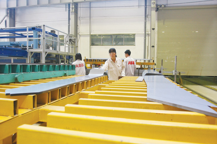 Vốn đầu tư nước ngoài thực hiện 6 tháng đạt khoảng 10,02 tỷ USD, tăng 0,5% so với cùng kỳ 2022 sau khi giảm liên tục trong 5 tháng đầu năm Ảnh: Tường Lâm