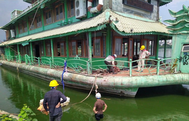 Du thuyền Potomac đang được tháo dỡ, di dời ra khỏi hồ Tây Du thuyền Potomac đang được tháo dỡ, di dời ra khỏi hồ Tây