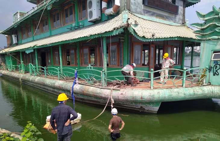 Du thuyền Potomac đang được tháo dỡ, di dời ra khỏi hồ Tây