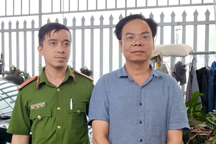 Cảnh sát bắt giam ông Vũ Chí Hữu và khám xét nhà riêng Cảnh sát bắt giam ông Vũ Chí Hữu và khám xét nhà riêng