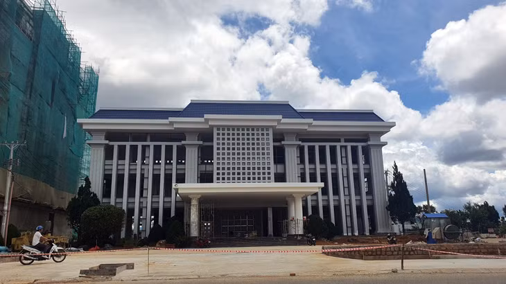 Tạm dừng thi công trụ sở văn phòng công ty xăng dầu Lâm Đồng