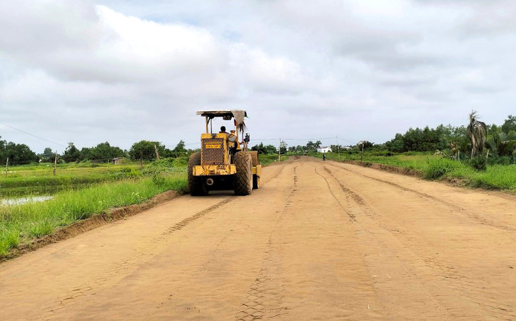 Lũy kế giá trị xây lắp thực hiện đến nay của Dự án Tuyến đường trục phát triển kinh tế Đông - Tây (tỉnh Sóc Trăng) đạt 516,3 tỷ đồng, tương đương 33% giá trị hợp đồng. Ảnh: Ngọc Tuấn