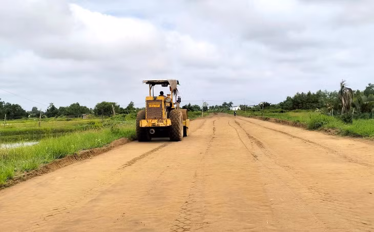 Lũy kế giá trị xây lắp thực hiện đến nay của Dự án Tuyến đường trục phát triển kinh tế Đông - Tây (tỉnh Sóc Trăng) đạt 516,3 tỷ đồng, tương đương 33% giá trị hợp đồng. Ảnh: Ngọc Tuấn