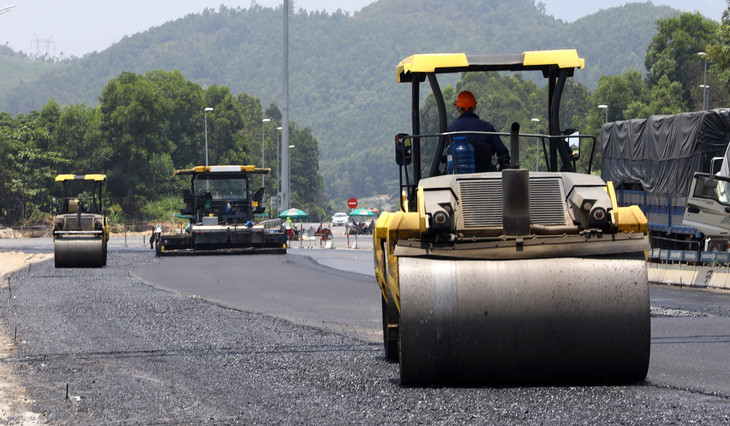 Trong bức tranh kinh tế nhiều khó khăn, vẫn có thể nhận thấy điểm sáng nổi bật là nỗ lực thúc đẩy tăng trưởng kinh tế của Chính phủ, đặc biệt là giải ngân đầu tư công. Ảnh: Tường Lâm