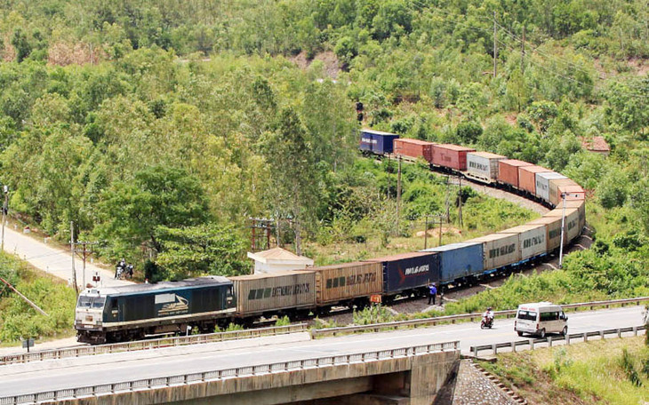 Một đoàn tàu chở container trên tuyến đường sắt Bắc - Nam của Tổng công ty Đường sắt Việt Nam