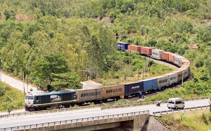 Một đoàn tàu chở container trên tuyến đường sắt Bắc - Nam của Tổng công ty Đường sắt Việt Nam