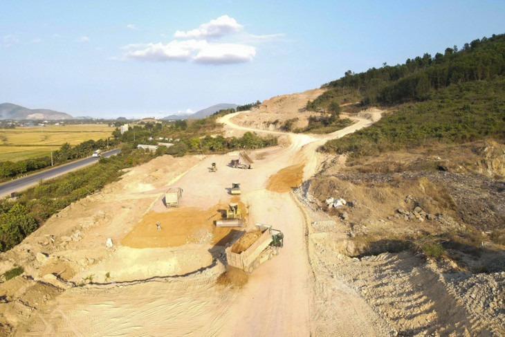 Công nhân thi công tại dự án cao tốc Vân Phong - Nha Trang