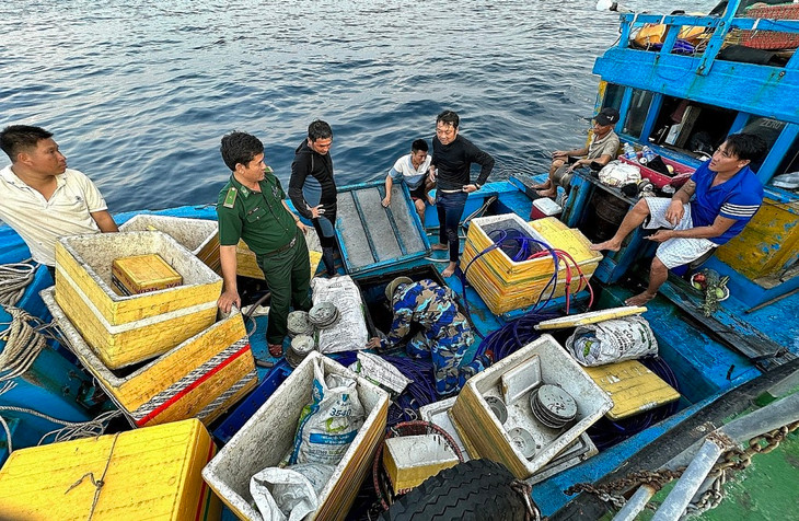 Bộ Chỉ huy BĐBP Quảng Ngãi tiến hành kiểm tra tàu cá và phát hiện một số vật gốm sứ, nghi cổ vật do ngư dân khai thác trái phép Bộ Chỉ huy BĐBP Quảng Ngãi tiến hành kiểm tra tàu cá và phát hiện một số vật gốm sứ, nghi cổ vật do ngư dân khai thác trái phép