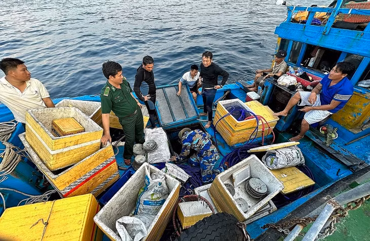Bộ Chỉ huy BĐBP Quảng Ngãi tiến hành kiểm tra tàu cá và phát hiện một số vật gốm sứ, nghi cổ vật do ngư dân khai thác trái phép