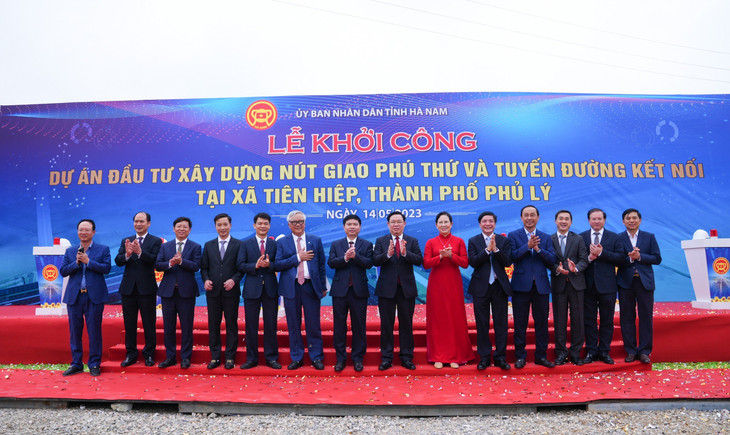 Chủ tịch Quốc hội Vương Đình Huệ và các đại biểu chụp ảnh lưu niệm tại lễ khởi công Chủ tịch Quốc hội Vương Đình Huệ và các đại biểu chụp ảnh lưu niệm tại lễ khởi công