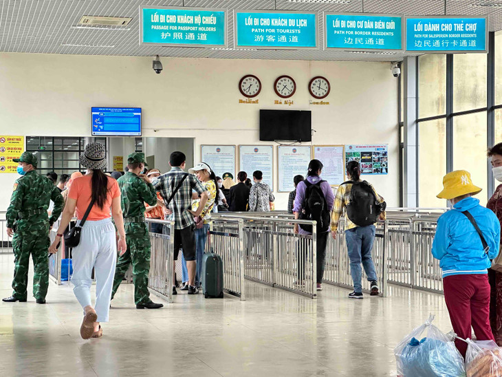 Trung bình mỗi ngày có khoảng 5.000 người làm thủ tục xuất nhập cảnh Trung bình mỗi ngày có khoảng 5.000 người làm thủ tục xuất nhập cảnh