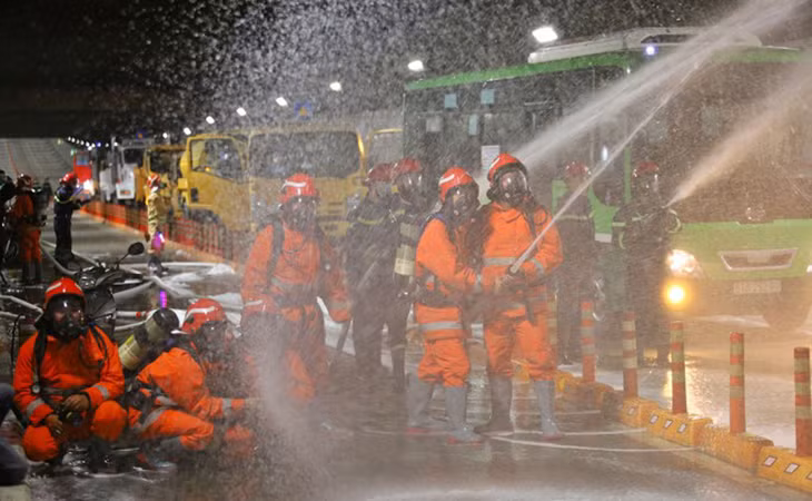 Diễn tập chữa cháy ở hầm sông Sài Gòn