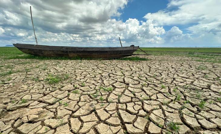 Chiếc thuyền ngư dân để lại giữa lòng hồ nứt nẻ do nắng hạn Chiếc thuyền ngư dân để lại giữa lòng hồ nứt nẻ do nắng hạn