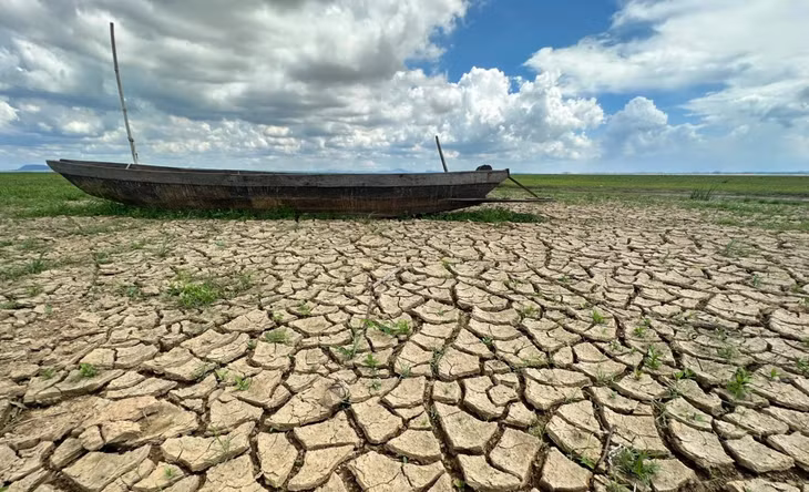 Chiếc thuyền ngư dân để lại giữa lòng hồ nứt nẻ do nắng hạn
