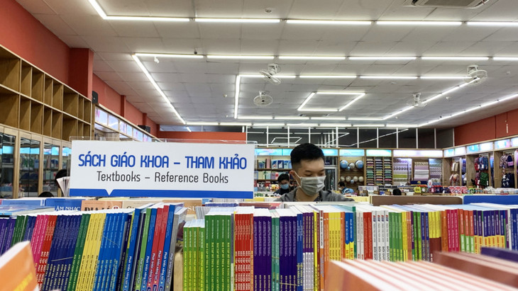 Quầy sách giáo khoa, sách tham khảo tại một hiệu sách ở TP. Thủ Đức