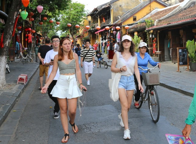 Du khách tham quan phố cổ Hội An