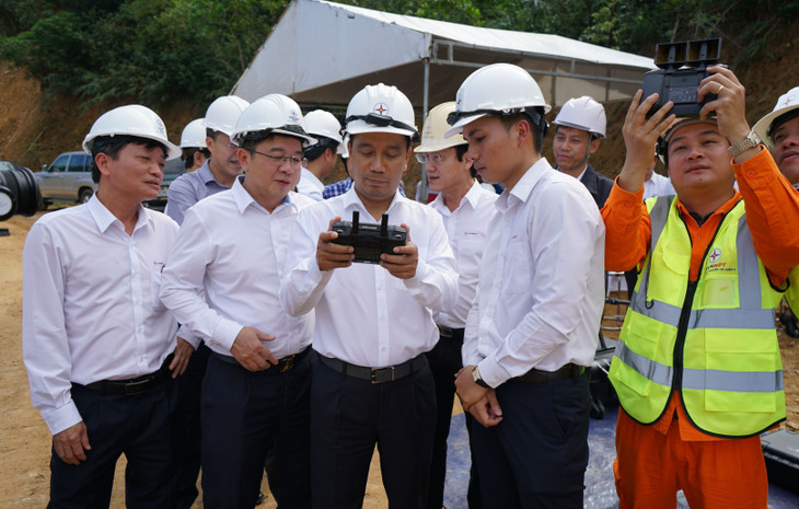 Chủ tịch HĐTV EVNNPT Nguyễn Tuấn Tùng (cầm bộ điều khiển) và Tổng giám đốc EVNNPT – Phạm Lê Phú (thứ 2 từ trái sang) theo dõi ứng dụng UAV trong quản lý vận hành lưới điện truyền tải Chủ tịch HĐTV EVNNPT Nguyễn Tuấn Tùng (cầm bộ điều khiển) và Tổng giám đốc EVNNPT – Phạm Lê Phú (thứ 2 từ trái sang) theo dõi ứng dụng UAV trong quản lý vận hành lưới điện truyền tải