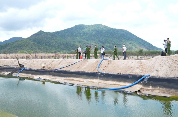 Cơ quan chức năng lấy mẫu nước để phân tích các thông số về môi trường