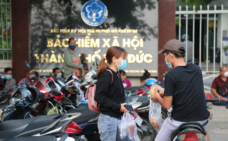 Lao động đến làm hồ sơ rút BHXH một lần tại Bảo hiểm xã hội TP. Thủ Đức (TP.HCM)