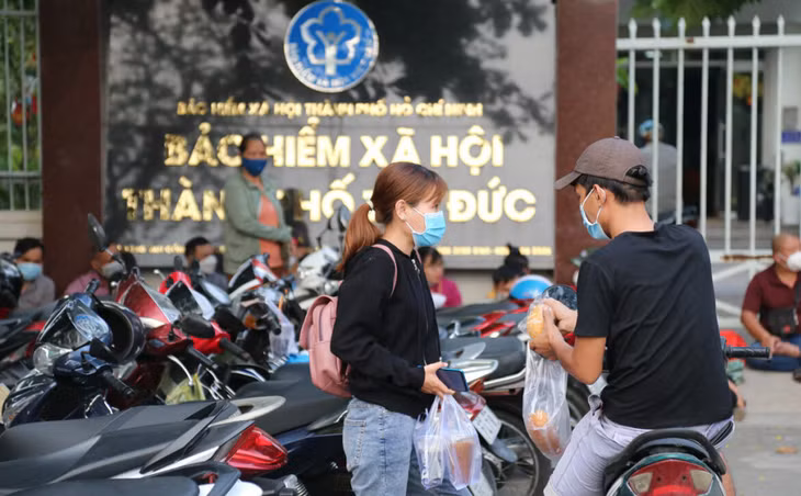 Lao động đến làm hồ sơ rút BHXH một lần tại Bảo hiểm xã hội TP. Thủ Đức (TP.HCM)