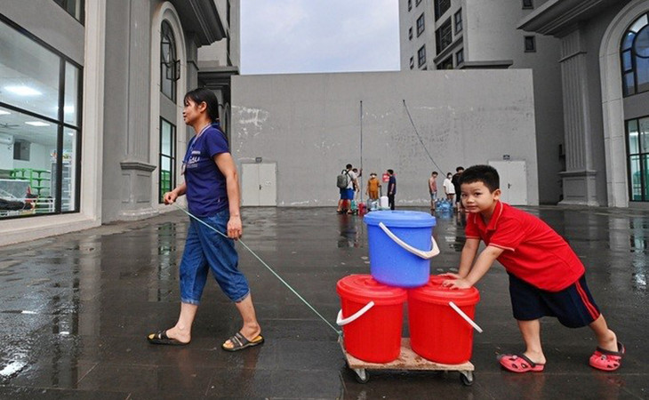Người dân sinh sống tại địa bàn quận Nam Từ Liêm, Hà Nội chờ lấy nước sạch Người dân sinh sống tại địa bàn quận Nam Từ Liêm, Hà Nội chờ lấy nước sạch