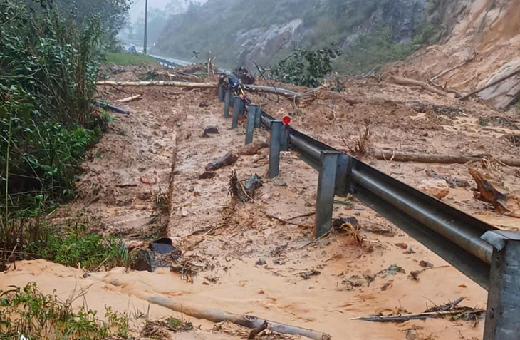 Một đoạn sạt lở trên đèo Khánh Lê khu vực huyện Khánh Vĩnh