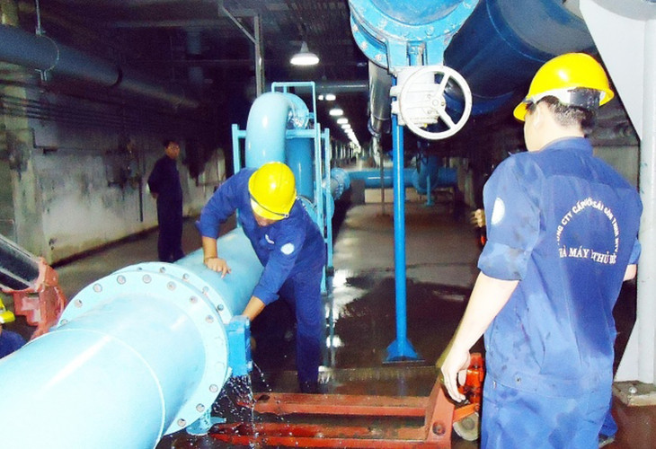 Công nhân kiểm tra hệ thống cấp nước ở nhà máy nước Thủ Đức Công nhân kiểm tra hệ thống cấp nước ở nhà máy nước Thủ Đức
